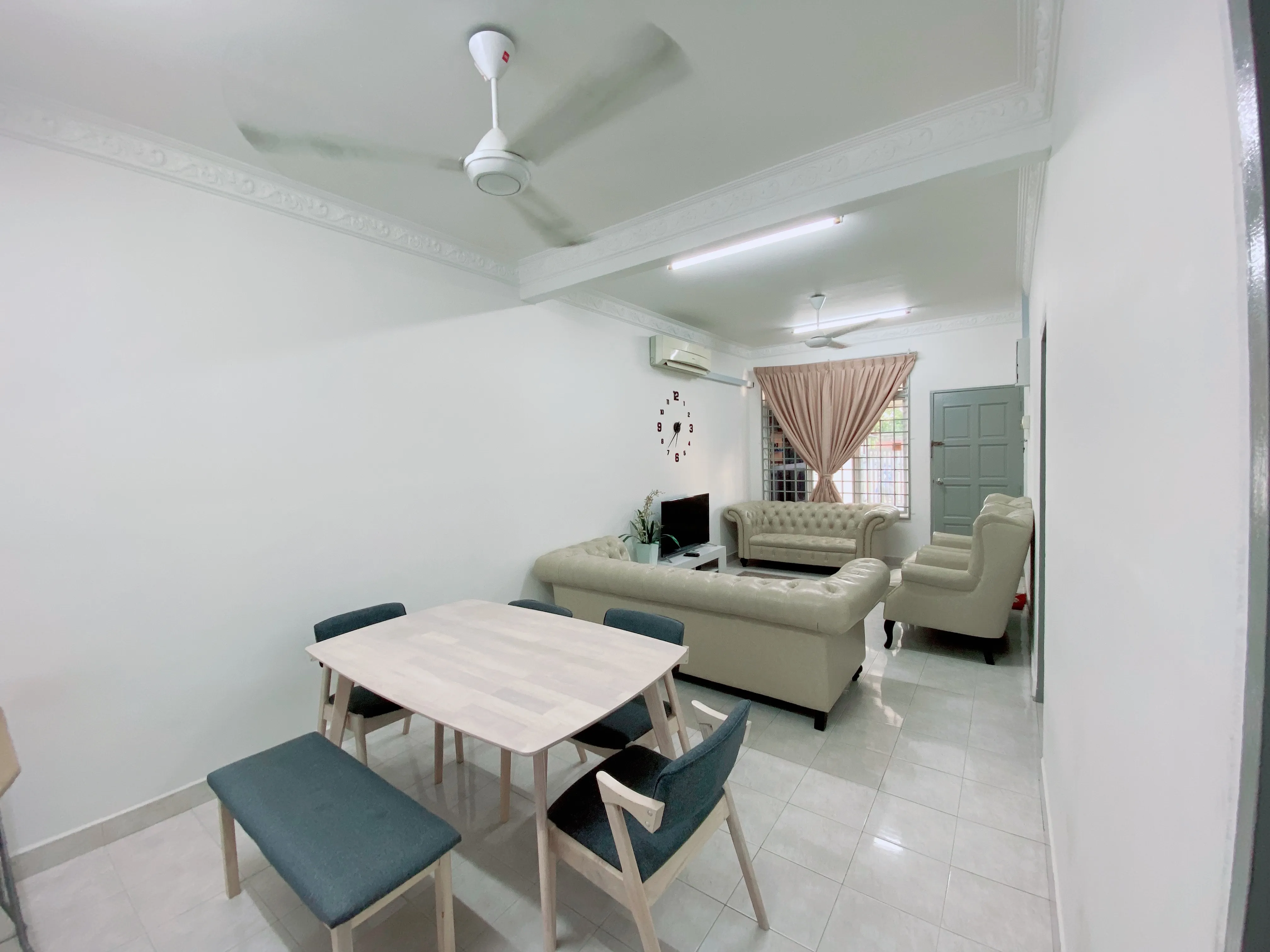 Meja makan homestay Seberang Takir