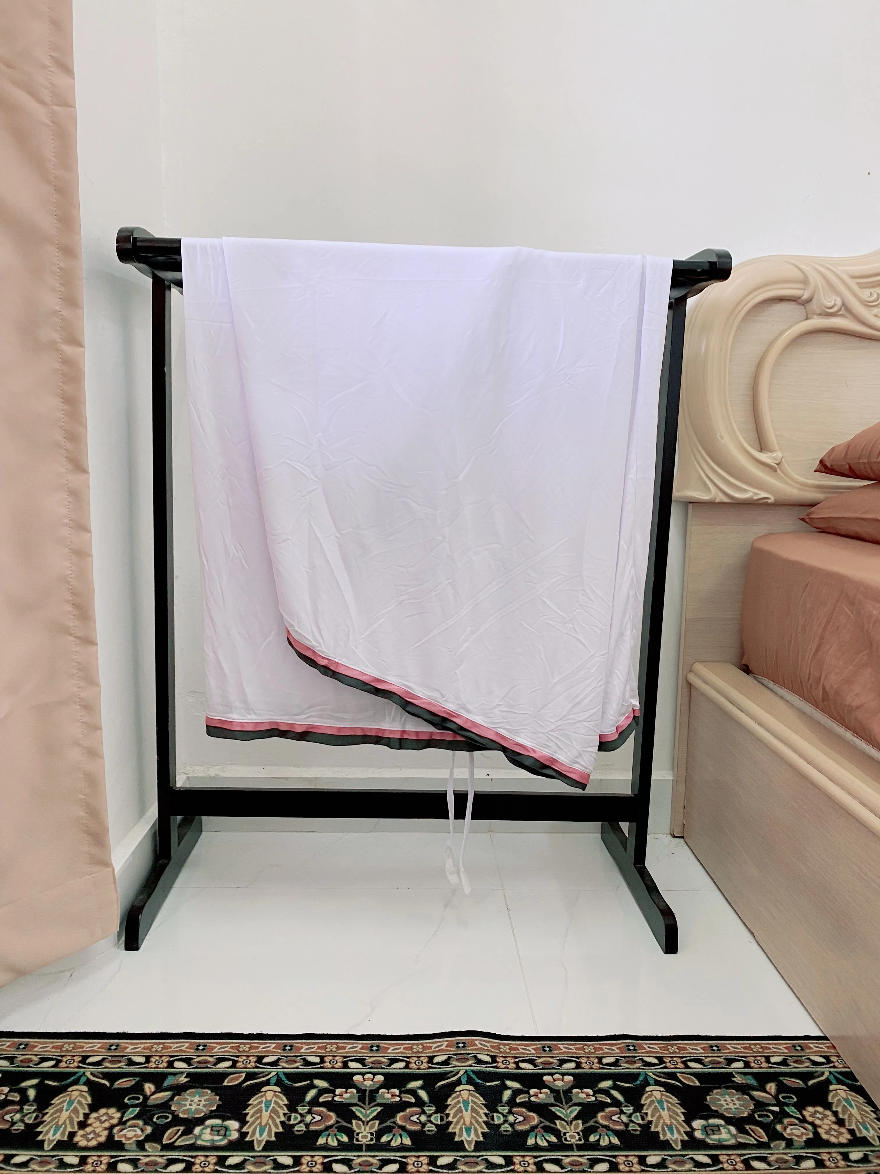 Telekung solat wanita di setiap bilik homestay